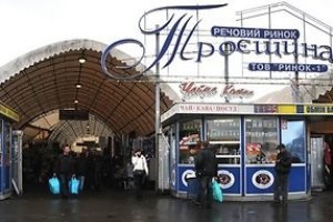В Киеве на рынке Троещина обвалилась крыша