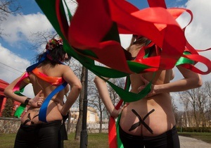 Активистки FEMEN провели акцию в поддержку ЖЖ