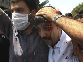 В Иране полиция снова разогнала сторонников оппозиции слезоточивым газом