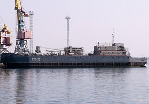 В Феодосии судно Черноморского флота РФ загрязнило акваторию морпорта  нефтью