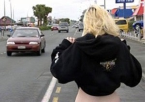 Суд оштрафовал новозеландку, показывавшую на дороге обнаженную грудь