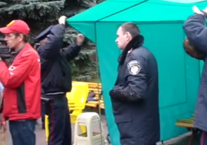 УП: Милиция демонтирует палатки протестующих в Первомайске