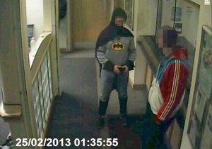 Новости Великобритании: Британец в костюме Бэтмена привел преступника в отделение полиции