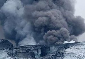Облако вулканического пепла движется к главному аэропорту Исландии