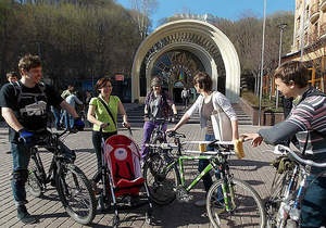 Киевляне требуют создать на Почтовой площади нормальные условия для пешеходов и велосипедистов