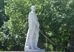 Сегодня ночью на памятнике Дзержинскому в Запорожье оставили надпись Где тут сортир?
