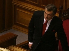 Коммунисты принесли в Раду чемодан и деньги для Ющенко