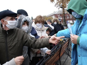 Двое мужчин незаконно продавали марлевые повязки на улицах Харькова