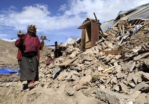 Число жертв землетрясения в Китае продолжает расти