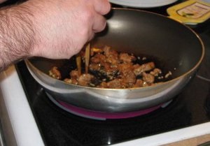 В США злоумышленник проник в ресторан, чтобы приготовить себе курицу с рисом