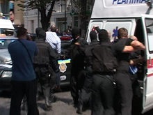 В центре Харькова люди в черных масках задержали Кернеса