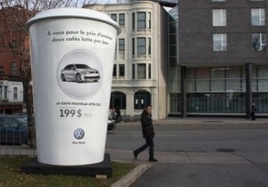 Рекламу VW разместили на гигантских стаканах кофе