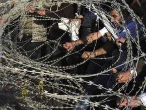 Сотни палестинцев прорвали границу с Египтом