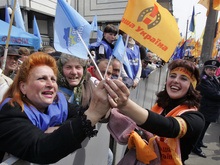 70% украинцев осуждают противостояние оранжевых и бело-голубых