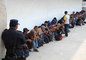 В Мексике полиция обнаружила более 500 нелегалов в двух грузовиках