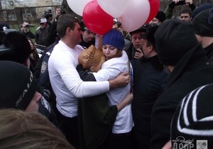 Возле больницы подрались сторонники и противники Тимошенко