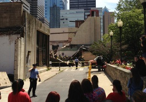 В деловом районе Филадельфии обрушилось здание, под завалами находятся люди