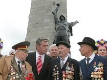 Ющенко просмотрел военно-историческую реконструкцию с участием 700 человек