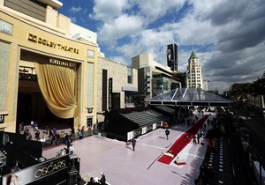 В Лос-Анджелесе завершили укладку красного ковра для церемонии Оскар
