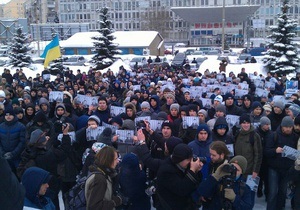 В Киеве под Апелляционным судом митингуют несколько сотен человек в поддержку семьи Павличенко