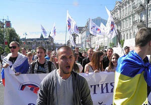 Партия Русский блок провела шествие по центру Киева под российскими и украинскими флагами