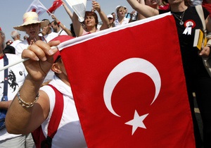 Турецкую певицу приговорили к переписыванию гимна страны