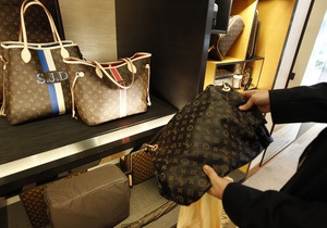 В Европе сумку Louis Vuitton теперь можно купить только с паспортом