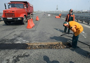 Повреждения на швах асфальтного покрытия моста Кирпы в Киеве устранены