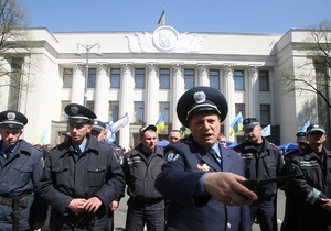 Свыше тысячи сторонников Яценюка  пикетируют Раду