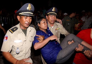 СМИ: В давке на мосту в Камбодже погибли 278 человек