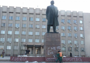 В Измаиле на памятнике Ленину появилась надпись Смерть Донецким оккупантам