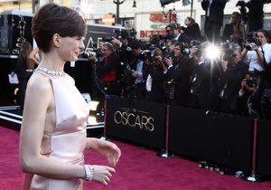 Энн Хэтэуэй извинилась за платье на церемонии Оскар