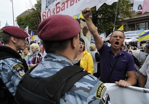 Арест Тимошенко: под Печерским райсудом происходит потасовка. Заблокирован Крещатик