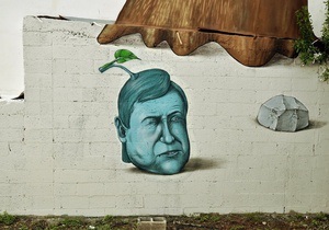 Изображение человека, похожего на Януковича, появилось на доме в Майями