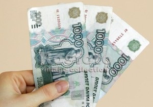Центробанк России удерживает курс рубля, продавая доллары