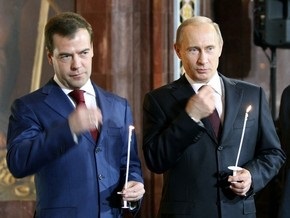 Опрос: Россияне все меньше доверяют Медведеву и Путину