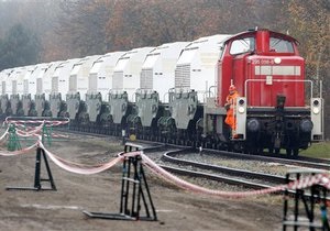 В Германии зеленым не удалось остановить поезд с ядерными отходами
