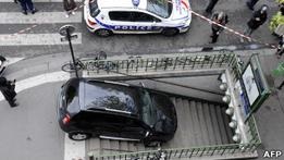 Запутавшийся водитель  припарковался  в парижском метро