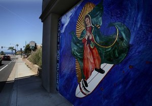 В Калифорнии Деву Марию изобразили катающейся на доске для серфинга