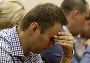 Навальный во время оглашения приговора шутит и активно пишет в Twitter