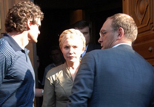 Тимошенко пришла в ГПУ и просит отпустить ее в Брюссель