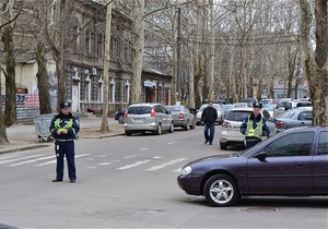 В Николаеве перед приездом Януковича милиция пыталась забрать в РОВД журналиста, снимавшего ремонт дорог