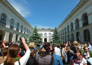 В Киеве прошла акция в защиту Гостиного двора на Подоле