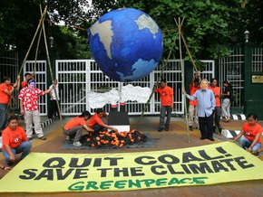 На Филиппинах активисты Greenpeace сделали барбекю из глобуса