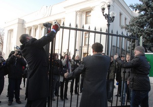 Киевские власти разобрались, кому принадлежит забор возле Рады