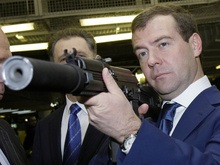 Медведев приглашает Ющенко на скачки