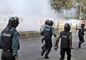 Массовая акция протеста работников в Бангладеш: В столкновениях с полицией пострадали 50 человек