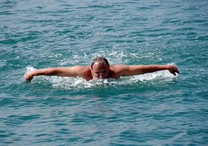 В Крыму три пловца по случаю Пасхи совершили  крестный заплыв  через Севастопольскую бухту
