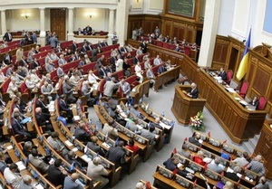 ПР заблокировала трибуну парламента, а оппозиция накрыла свои места флагами