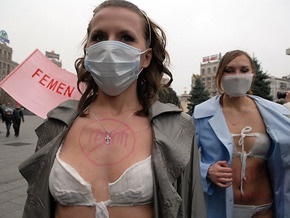 Активистки Femen провели в центре Киева антистресс акцию Демарлезация